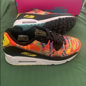 Nike Air Max 90 Familia - NEW